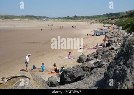 Famiglie sulla spiaggia di Broughton sulla Peninsuala Gower, vicino Swansea, Galles, Regno Unito. Fotografato durante la festa della banca di primavera, lunedì 31 maggio 2021, durante la pandemia di Coronavirus, un anno in cui più famiglie hanno trascorso una vacanza a casa, prendendo la loro staycation nel Regno Unito piuttosto che all'estero. Foto Stock