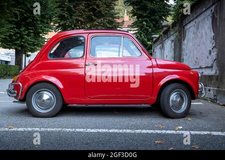 Vecchia Fiat Nuova 500 rossa d'epoca, questo veicolo era un'auto economica prodotta dal costruttore italiano Fiat tra il 1957 e il 1975. Foto Stock