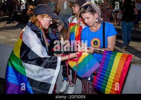 I membri della comunità polacca LGBTQ sono visti con bandiere arcobaleno durante il mese di marzo. La marcia annuale per la parità è nota anche come "Pride Parade". marzo di quest'anno Foto Stock