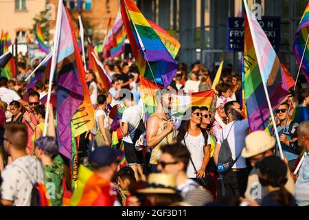 I membri della comunità polacca LGBTQ sono visti con bandiere arcobaleno durante il mese di marzo. La marcia annuale per la parità è nota anche come "Pride Parade". marzo di quest'anno Foto Stock