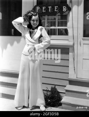 PAULETTE GODDARD circa 1935 Candid Ritratto al momento che stava facendo MODERN TIMES 1936 star / regista / produttore / scrittore / musica CHARLIE CHAPLIN film silenzioso con musica ed effetti sonori Charles Chaplin Productions / United Artists Foto Stock
