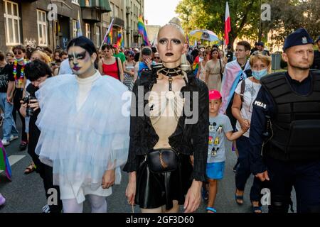 I membri della comunità polacca LGBTQ sono visti indossare abiti spettacolari durante il mese di marzo. La marcia annuale per la parità è nota anche come "Pride Parade". Questo sì Foto Stock