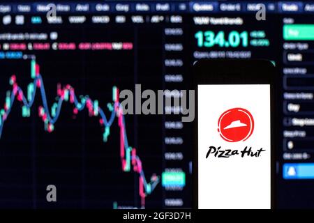 Spagna. 11 Agosto 2021. In questa illustrazione della foto un logo Pizza Hut visto su uno smartphone con le informazioni di borsa di Yum! Marchi in background. (Foto di Thiago Prudencio/SOPA Images/Sipa USA) Credit: Sipa USA/Alamy Live News Foto Stock