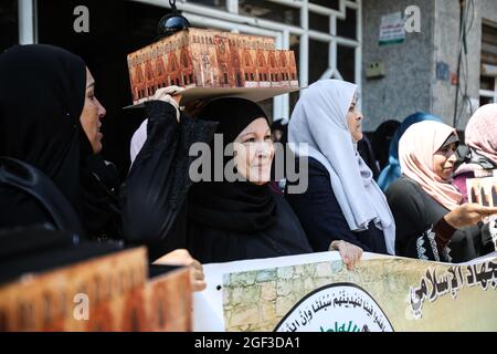 Gaza, Palestina. 23 Agosto 2021. Le donne musulmane palestinesi partecipano ad un evento per celebrare il 52° anniversario della combustione di al Masjid al Aqsa da parte dell'estremista australiano Dennis Rohan stormed al-Aqsa.il 21 agosto 1969, un estremista ebraico ha devastato la moschea di al-Aqsa e ha acceso la moschea, Che è considerata la moschea più importante per i musulmani nel mondo islamico e si trova nella città di Gerusalemme, la città su cui si sta svolgendo il conflitto tra palestinesi e israeliani. Credit: SOPA Images Limited/Alamy Live News Foto Stock