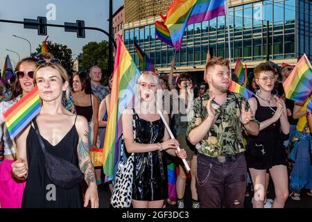 I membri della comunità polacca LGBTQ sono visti con bandiere arcobaleno durante il mese di marzo. La marcia annuale per la parità è nota anche come "Pride Parade". marzo di quest'anno Foto Stock