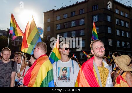 I membri della comunità polacca LGBTQ sono visti con bandiere arcobaleno durante il mese di marzo. La marcia annuale per la parità è nota anche come "Pride Parade". marzo di quest'anno Foto Stock