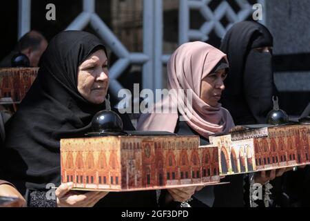 Gaza, Palestina. 23 Agosto 2021. Le donne musulmane palestinesi partecipano ad un evento per celebrare il 52° anniversario della combustione di al Masjid al Aqsa da parte dell'estremista australiano Dennis Rohan stormed al-Aqsa.il 21 agosto 1969, un estremista ebraico ha devastato la moschea di al-Aqsa e ha acceso la moschea, Che è considerata la moschea più importante per i musulmani nel mondo islamico e si trova nella città di Gerusalemme, la città su cui si sta svolgendo il conflitto tra palestinesi e israeliani. (Foto di Ahmed Zakot/SOPA Images/Sipa USA) Credit: Sipa USA/Alamy Live News Foto Stock