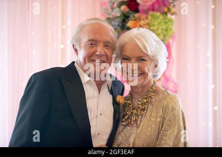 ELLEN BURSTYN e JAMES CAAN in API REGINA (2021), diretto da MICHAEL LEMBECK. Credito: GRANDI FOTO INDIPENDENTI / Album Foto Stock