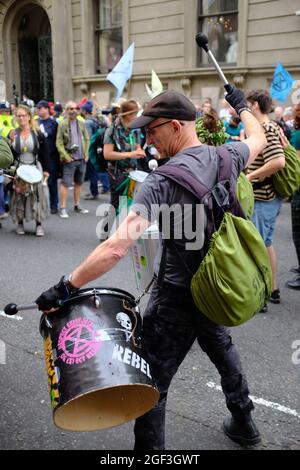 LONDRA - 23 AGOSTO 2021: Estinzione gli attivisti della ribellione per il cambiamento climatico occupano il crocevia Long Acre nel West End di Londra. Foto Stock