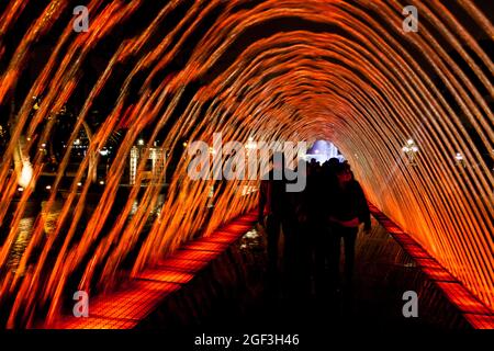 LIMA, PERÙ - 4 GIUGNO 2015: La gente visita El circuito Magico del Agua - parco con una serie di fontane diverse a Lima, Perù. Foto Stock