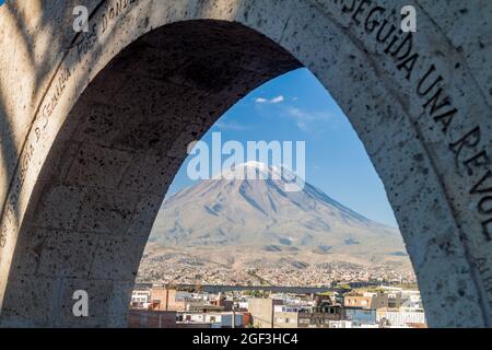 Vulcano misti e archi in piazza Yanahuara ad Arequipa, Perù Foto Stock