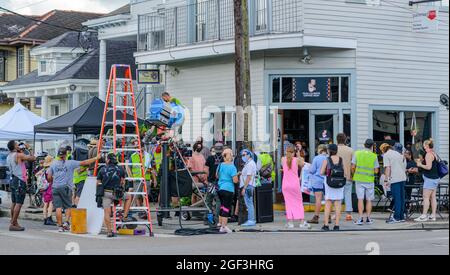 NEW ORLEANS, LA, USA - 20 AGOSTO 2021: Film Crew per le riprese del canale Disney "ultravioletto e nero Scorpion" al bar di Freret Street Foto Stock