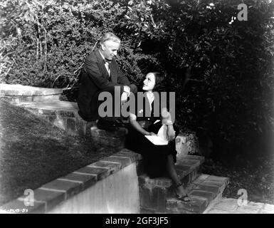 CHARLIE CHAPLIN e la sua terza moglie PAULETTE GODDARD a casa a Beverly Hills circa 1936 Pubblicità per Charles Chaplin Productions /United Artists Foto Stock