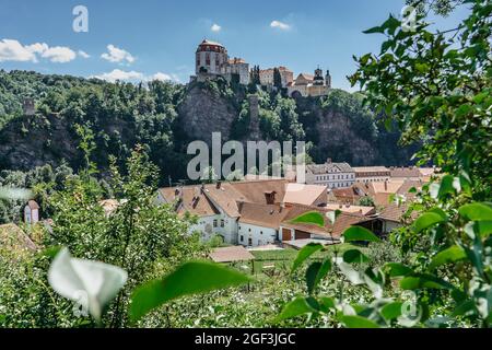 Il Castello di Vranov nad Dyji nella Moravia meridionale è un monumento culturale nazionale ceco. Il castello fiabesco in stile barocco con una magnifica posizione sulla roccia Foto Stock