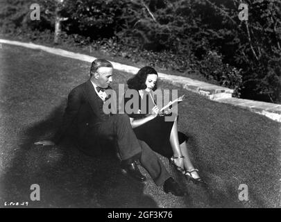 CHARLIE CHAPLIN e la sua terza moglie PAULETTE GODDARD a casa a Beverly Hills circa 1936 Pubblicità per Charles Chaplin Productions /United Artists Foto Stock