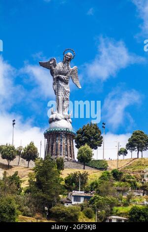 Statua della Vergine di Quito sulla collina di El Panecillo a Quito, Ecuador Foto Stock