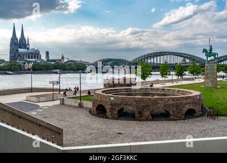 Modello di torre di guardia di Fort Deutz, chiamata Divitia in tempi antichi, su Kennedy Ufer, Cattedrale di Colonia, Ponte Hohenzollern, a Colonia-Deutz, NRW, Foto Stock