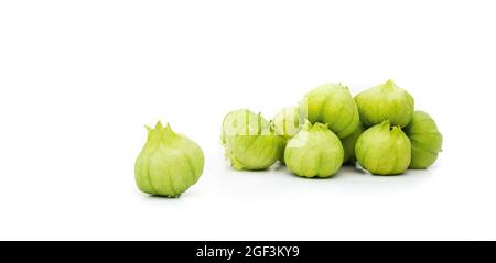 Gruppo di tomatillos con bucce. Toma Verde tomatillos noto anche come pomodoro di buccia messicano e Physalis philadelphica. Usato al forno, arrostito o bollito in s. Foto Stock