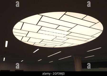 Design degli interni per ufficio, luci dall'alto, aspetto contemporaneo, dettagli architettonici Foto Stock