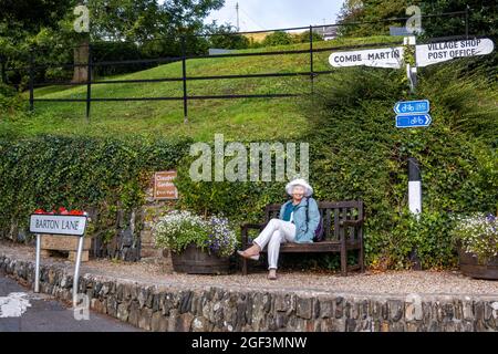 BERRYNARBOR, DEVON, UK - AGOSTO 17 : riposo nel pittoresco villaggio di Berrynarbor in Devon il 17 Agosto 2021. Una donna non identificata Foto Stock