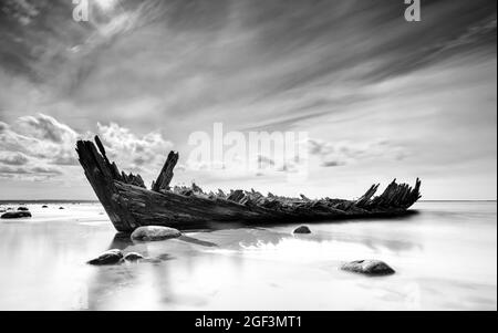 Loksa, Estonia - 8 agosto 2021: Vista in bianco e nero del naufragio di Raketa nel Golfo di Finlandia Foto Stock