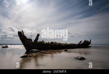 Loksa, Estonia - 8 agosto 2021: Lunga esposizione del naufragio di Raketa nel Golfo di Finlandia Foto Stock