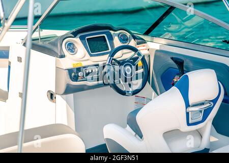 Volante su una cabina di yacht di lusso costosa. Dettaglio dell'interno dello yacht. Foto Stock
