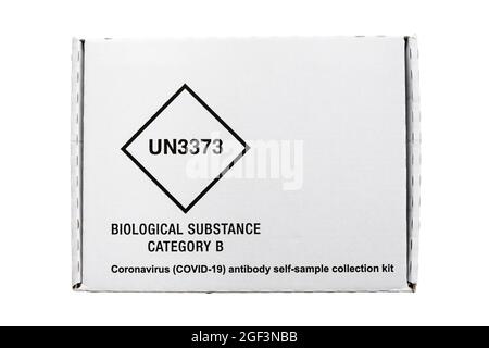 Scatola del kit per il prelievo di auto-campioni anticorpali Coronavirus COVID-19 isolata su sfondo trasparente per il test del sangue per la ricerca di anticorpi. Inghilterra Regno Unito Gran Bretagna Foto Stock