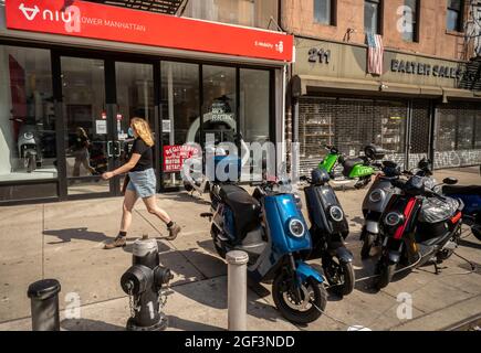 Un negozio di vendita e assistenza per scooter Niu sul lato inferiore orientale di New York domenica 15 agosto 2021. Niu Technologies è stato dichiarato per essere diventato redditizio tre anni dopo la sua quotazione in borsa.(© Richard B. Levine) Foto Stock