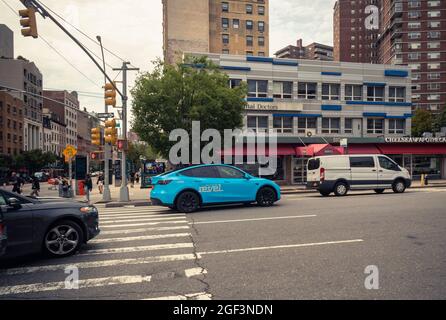 Un giro-sharing di Revel Tesla nel quartiere Chelsea di New York lunedì 16 agosto 2021. Revel ha recentemente lanciato un servizio di ride-sharing, tutti i Teslas e tutti gli autisti sono dipendenti, non partecipanti alla cosiddetta economia di gig. (© Richard B. Levine) Foto Stock