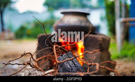 Blurred colpo, cucina rurale. Stufe tradizionali usate da residenti in India rurale, fatto di argilla, alimentato con legno Foto Stock