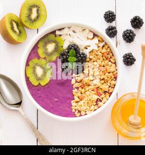 Ciotola per frullati - more, mirtilli e banana. Un'idea per una colazione nutriente e sana. Foto Stock