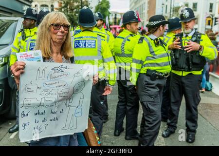 Londra, Regno Unito. 23 Agosto 2021. La polizia ha indosso un furgone disabile con persone attaccate ad esso, che blocca una delle strade - iniziano con attenzione a rimuovere i manifestanti. Estinzione la ribellione inizia due settimane di protesta, sotto l'impossibile nome della ribellione, a Londra. Coincide anche con l'anniversario della ribellione haitiana. Credit: Guy Bell/Alamy Live News Foto Stock