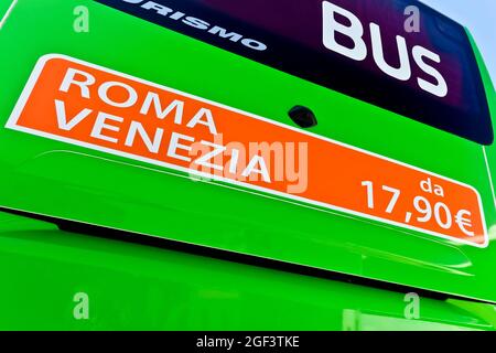 Trasporto in autobus a basso costo. Pubblicità sul pullman posteriore che fa pubblicità a tariffe basse da Roma a Venezia. Servizio di autobus Intercity in Europa. Foto Stock