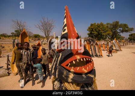 Souvenir africani, maschere e mini barche mokoro in vendita sulla striscia di Caprivi, al confine con l'Angola, Namibia Foto Stock