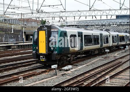 Una British Rail Class 350 Desiro che lascia la stazione di Euston a Londra. Foto Stock