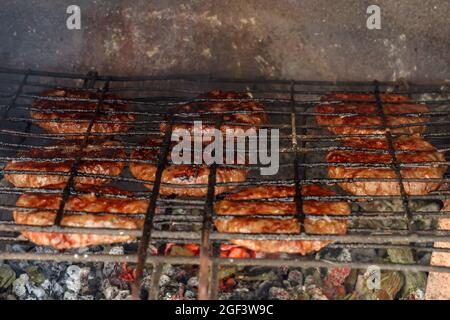 Hamburger barbecue grigliati su un fuoco aperto Foto Stock