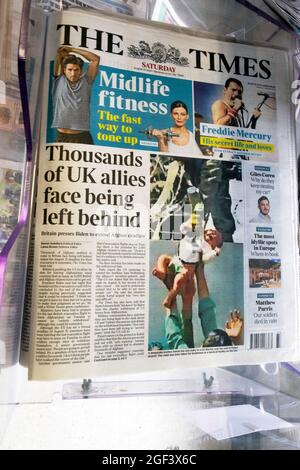 "Migliaia di alleati del Regno Unito sono rimasti indietro” nell'articolo in Afghanistan sulla prima pagina del titolo del quotidiano Times del 21 agosto 2021 Londra UK Foto Stock
