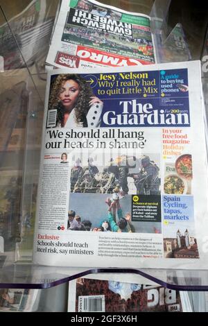 "Dovremmo tutti appendere la testa nella vergogna” Americani British Kabul Airport Guardian prima pagina Afghanistan giornale titolo 21 agosto 2021 Londra UK Foto Stock
