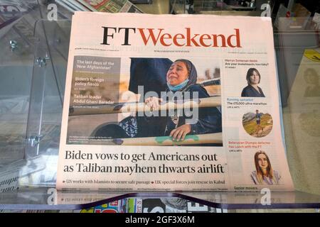 'Biden vote per far uscire gli americani come talebani mayhem thwarts airlift' FTWeekend prima pagina Afghanistan giornale titolo il 21 agosto 2021 Londra UK Foto Stock
