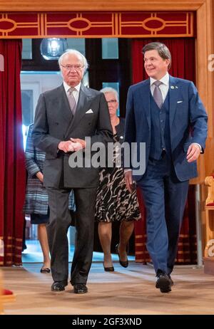 Re Carl XVI Gustaf con la regina Silvia di Svezia inaugura un medaglione ritratto al parlamento svedese di Stoccolma, Svezia, il 23 agosto 2021. Foto di Fredrik Wennerlund/ Stella Pictyres/ABACAPRESS.COM Foto Stock