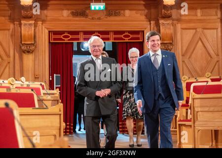 Re Carl XVI Gustaf con la regina Silvia di Svezia inaugura un medaglione ritratto al parlamento svedese di Stoccolma, Svezia, il 23 agosto 2021. Foto di Fredrik Wennerlund/ Stella Pictyres/ABACAPRESS.COM Foto Stock