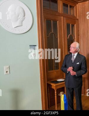 Re Carl XVI Gustaf con la regina Silvia di Svezia inaugura un medaglione ritratto al parlamento svedese di Stoccolma, Svezia, il 23 agosto 2021. Foto di Fredrik Wennerlund/ Stella Pictyres/ABACAPRESS.COM Foto Stock