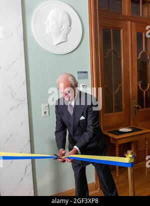 Re Carl XVI Gustaf con la regina Silvia di Svezia inaugura un medaglione ritratto al parlamento svedese di Stoccolma, Svezia, il 23 agosto 2021. Foto di Fredrik Wennerlund/ Stella Pictyres/ABACAPRESS.COM Foto Stock