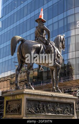 L'iconico stato di Wellington con un cono di traffico sulla sua testa Glasgow Scozia. Fuori dalla galleria d'arte moderna Foto Stock