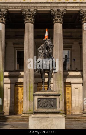 L'iconico stato di Wellington con un cono di traffico sulla sua testa Glasgow Scozia. Fuori dalla galleria d'arte moderna Foto Stock