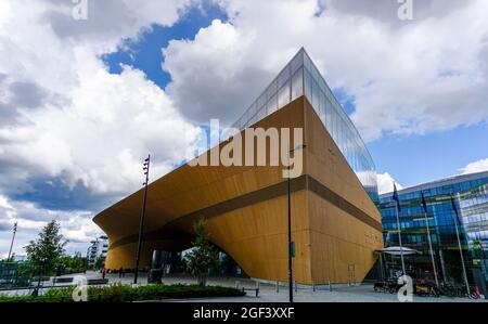 Helsinki, Finlandia: 4 agosto 2021: Vista della facciata del Museo Kiasma di Arte moderna nel centro di Helsinki Foto Stock