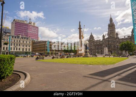 George Square Glasgow con le camere della città di Glasgow sulla destra. Foto Stock