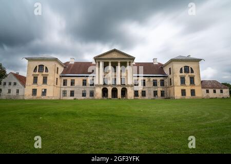 Kolga, Estonia: 9 agosto 2021: Vista del castello di Kolga nel nord dell'Estonia Foto Stock