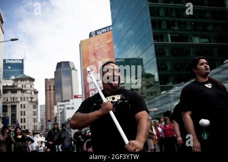 Un gruppo Maori che si esibisce a Haka nel centro di Auckland, durante la Coppa del mondo di rugby 2011. Nuova Zelanda Foto Stock